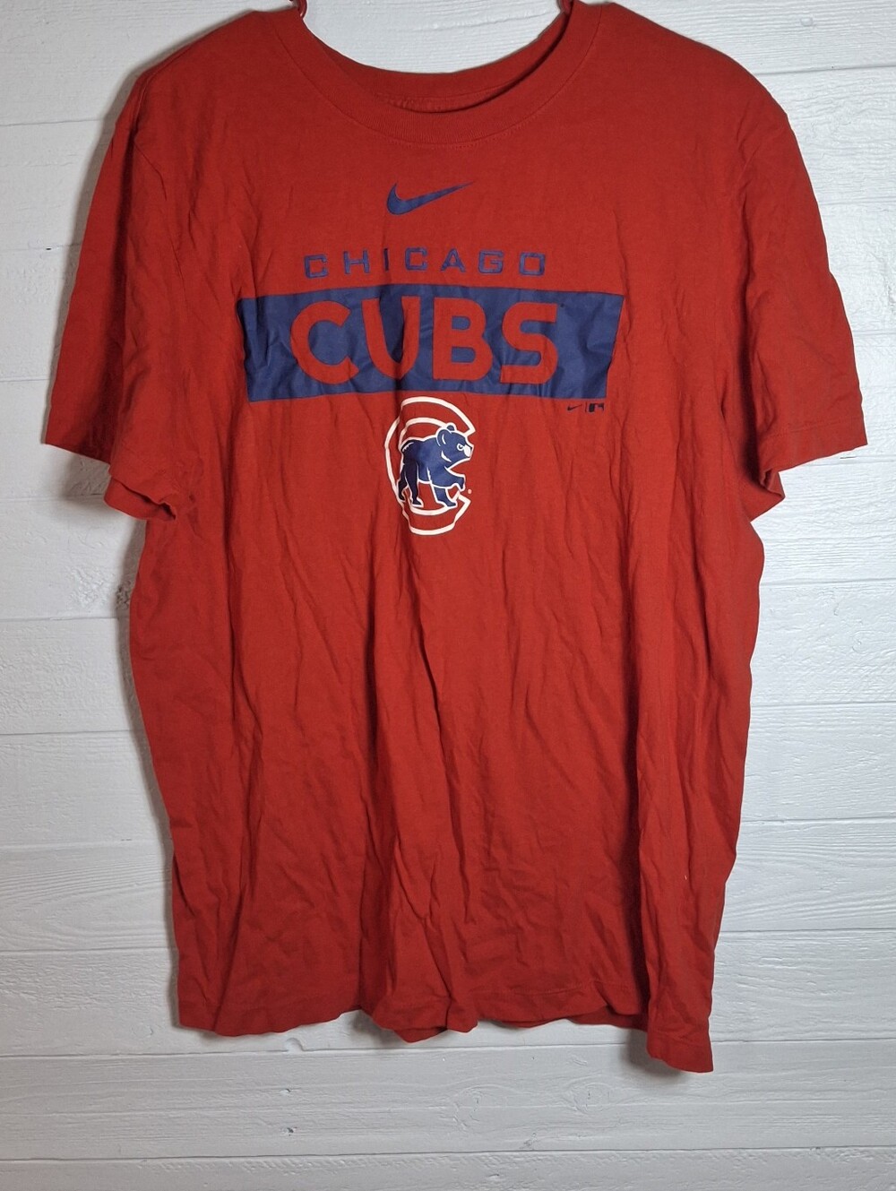 Nike Men Sports  Red Chicago Cubs Tee Shirt Size L
